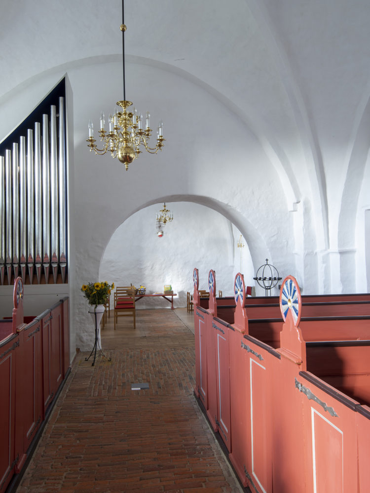Gerlev Kirke restaureret interiør - orgel og lysekrone