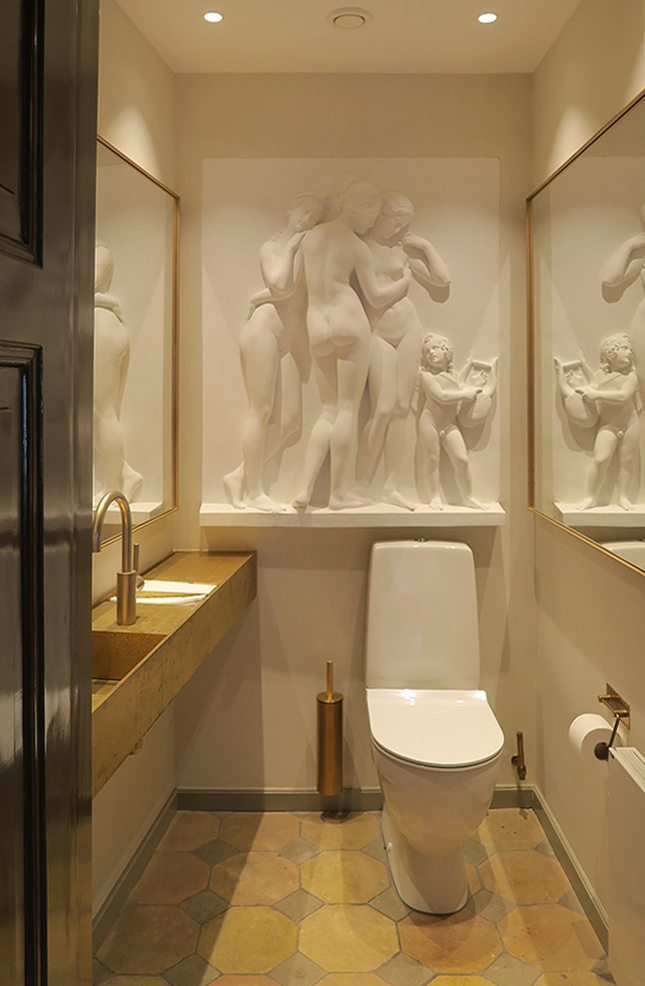 Toilet med relief Carlsberg Akademi