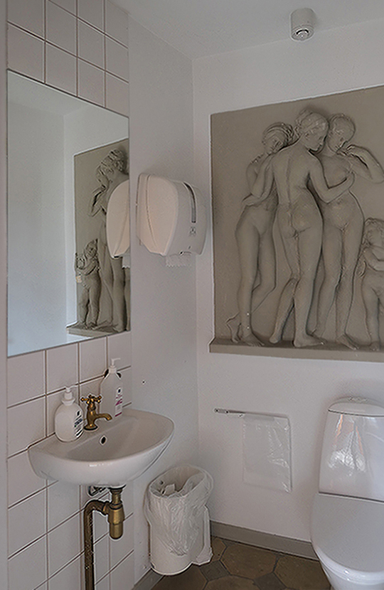 Toilet med relief før restaurering Carlsberg Akademi